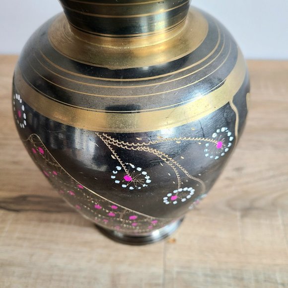 Indian brass etched and enamel vase with man and woman image and floral design. - Picture 4 of 8